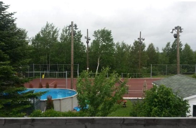 Logement Avec Stationnement Tennis et Piscine
