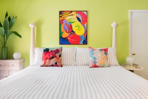 Lois's Zilker Art Gem Sleeps 4