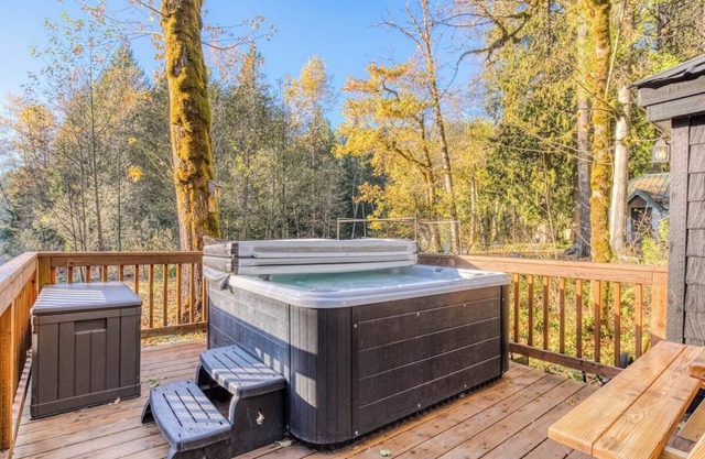 Lolo Bungalow - Private hot tub, riverfront access