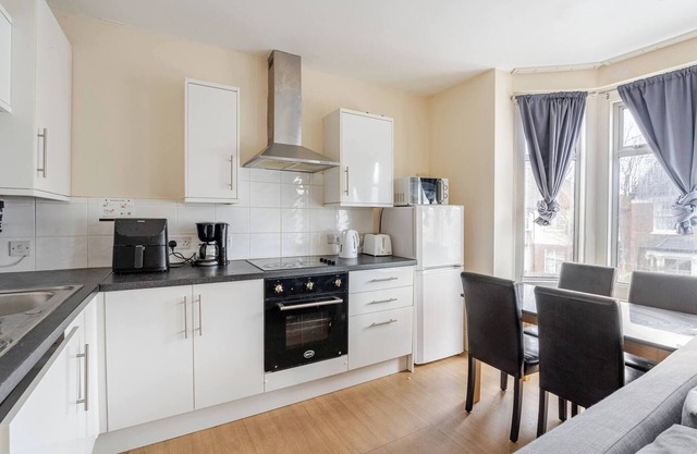 London 2 Bed Sleeps 5 to 6 Netflix Family Friendly