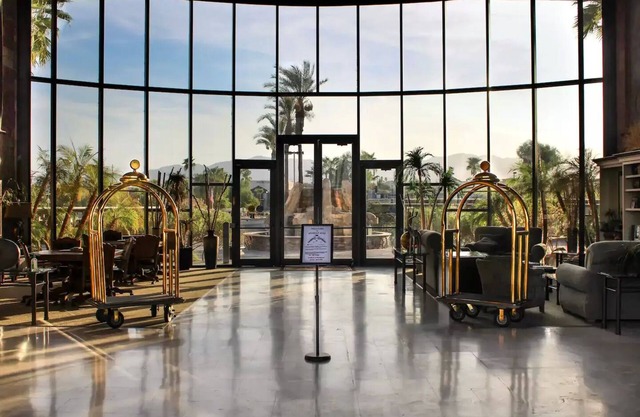 London Bridge Pool-Side Suites at Queens Bay, walking distance to Lake Havasu