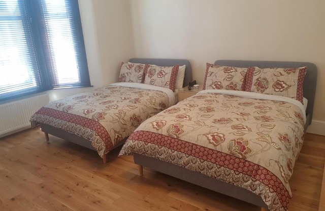 London Luxury 2 Bedroom Apartment 5 min from tube station with free parking