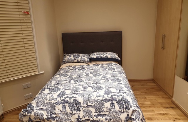 London Luxury 3 Bedroom with 3 Ensuite Bathrooms and Free Parking Close to Tube