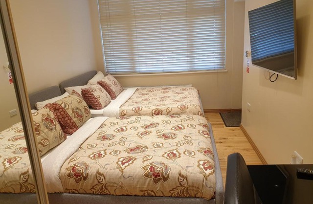 London Luxury Apartments 1 min from Redbridge Station with Parking