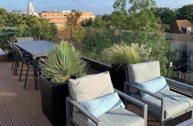 London penthouse - 2 bed, 2 bath with free parking & wraparound terrace