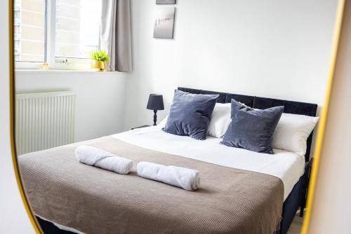 London Poplar Apartment - Sleep 4-5 - Ideal for Business Travellers & Contractors - near Canary Wharf and DLR Station - Parking tickets available on request
