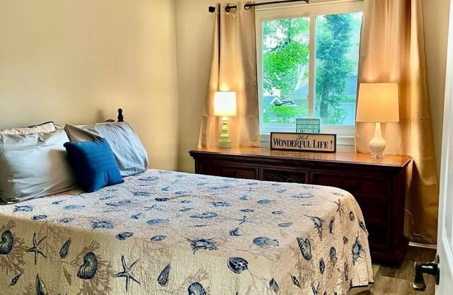London Towne Bungalow w/Loft - Walk to the Beach!