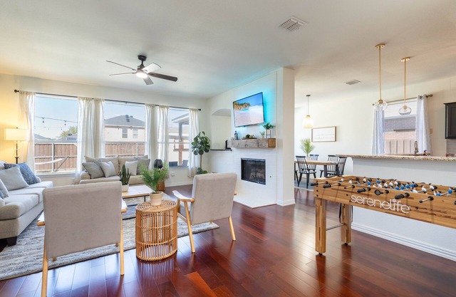 Lone Star Oasis! Near UNT - Heated Pool, Spa, King Bed, Incredible Location!