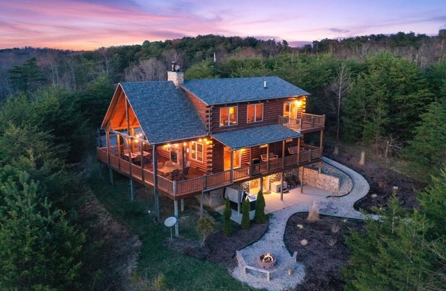 Longview Lodge {5BR + sleeping loft} 15min to Logan Pool, Hiking, Dining