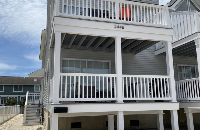 LOOK: many updates:4 Bdrm/2.5 Bath Townhouse Short Walking Distance To All