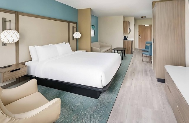 Look No Further! With Free Breakfast, Outdoor Pool, Pets are Welcome!