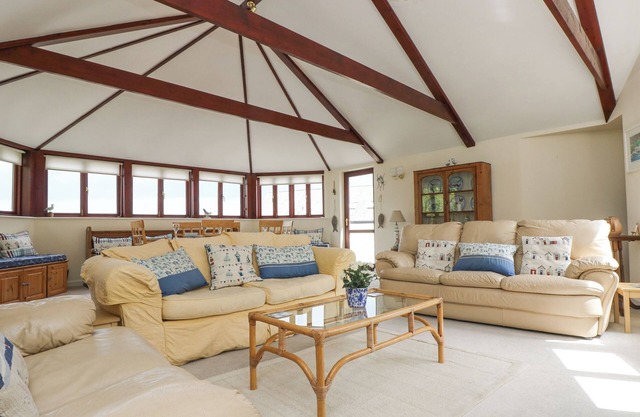 LOOKOUT, family friendly, country holiday cottage in Falmouth