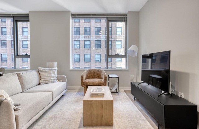 Loop 1BR w gym pool lounge 1 block from L CHI-700