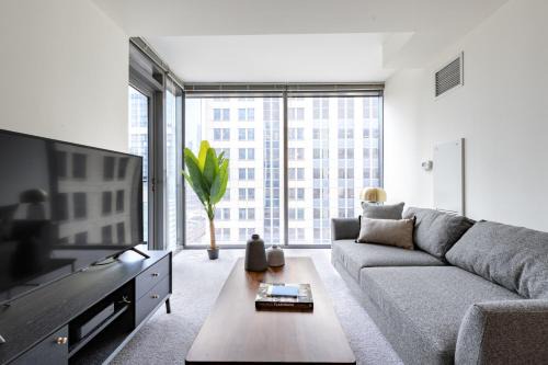 Loop 1BR w Gym Pool nr Financial District CHI-232