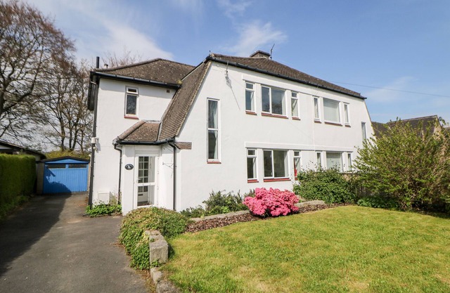 LOOSE HILL LEA, family friendly, with a garden in Shatton