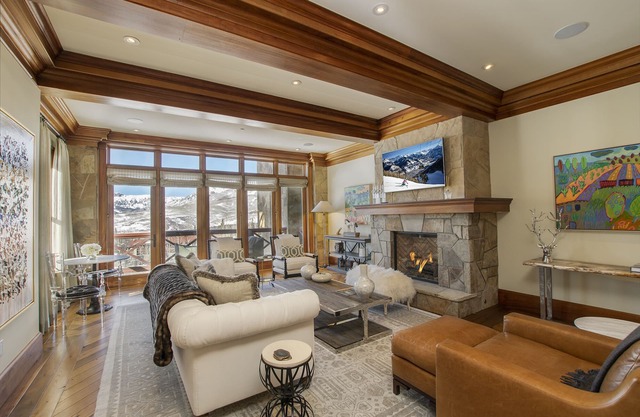 Lorian 4 Luxurious Ski-In Ski-Out Resort Condo - 4Bd, 3.5 Ba - Sleeps 12