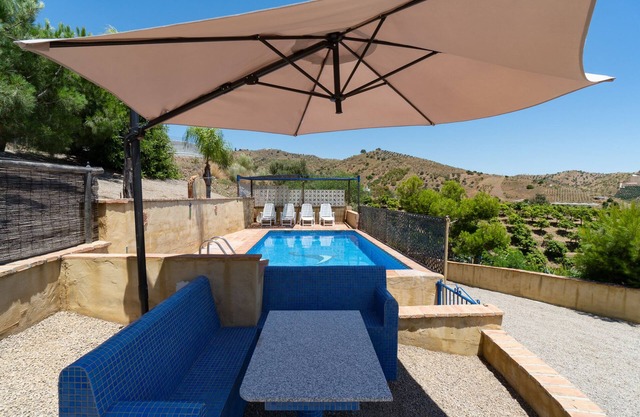 Los Barranquillos 1 is a rural house with a private semi-heated pool,