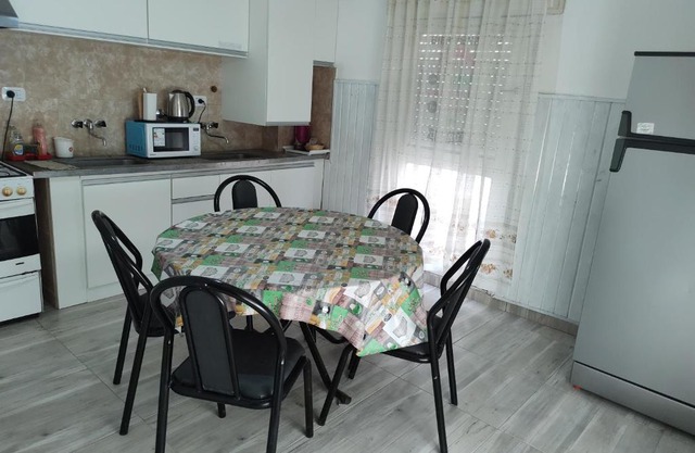 Los Nietos, a dos cuadras de la costanera, sin cochera