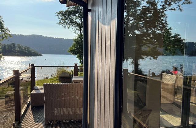 LOUBI'S LAKESIDE LODGE, family friendly in Bowness-On-Windermere