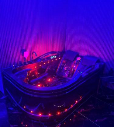 Love & Jacuzzi