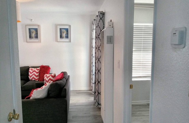 " LoVe " near Sofi /Rams Stadium 10 minutes LAX, Shopping, Restaurants Beaches