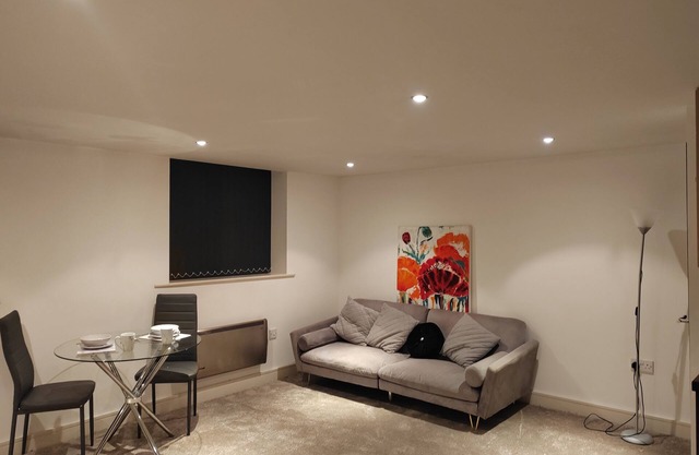 Lovely 1 bed apartment -contractors welcome