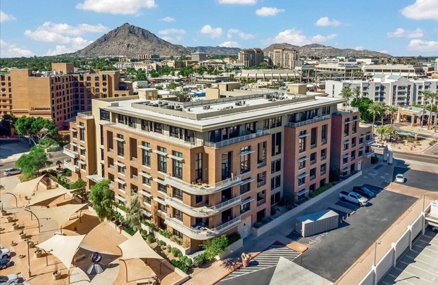 Lovely 1 Bedroom Condo with Office in the Heart of Old Town!