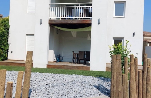 Lovely 1st floor apartment in recent house - 5' walk to the beach