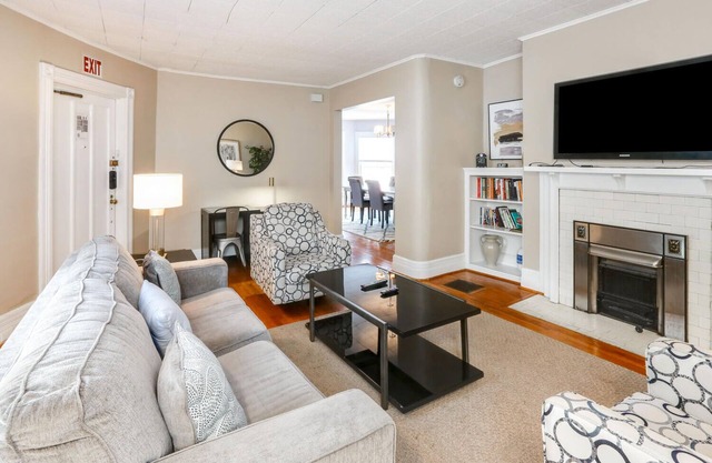 Lovely 2 Bdrm Apartment on Bidwell Pkwy off Elmwood - 2nd Floor