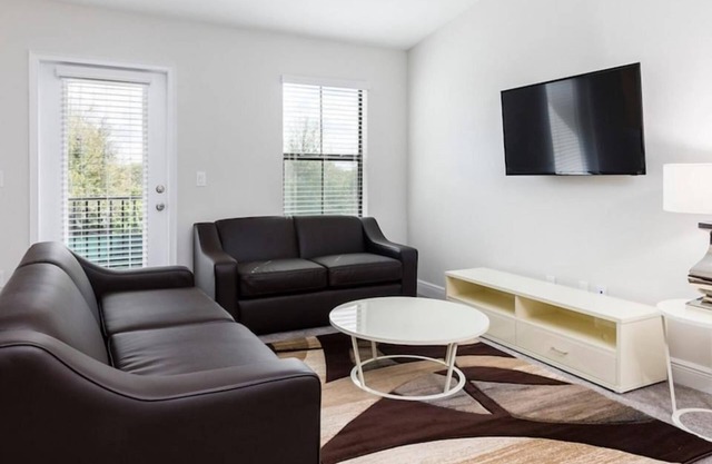 Lovely 2 Bed 2 Bath Town Home-2SLTTH1