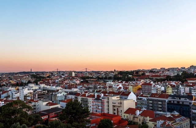 Lovely 2-Bed Apt Overlooking Lisbon Skyline