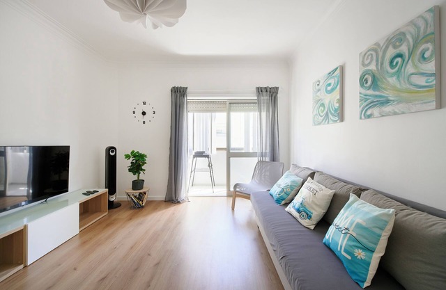 Lovely 2 bed apartment in quiet Lisbon South Bay - Close to the best beaches!