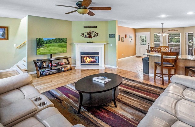 Lovely 2-Bedroom 2.5 Bath Home with Golf Course & Mountain View! Washer & Dryer!