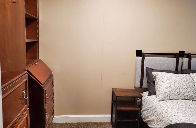 Lovely 2 bedroom Duplex 1 bath near riverwalk