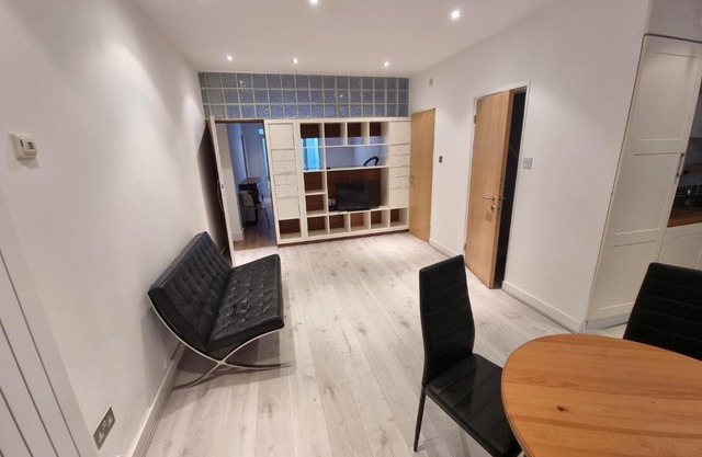 Lovely 2 bedroom garden flat arranged on two floor