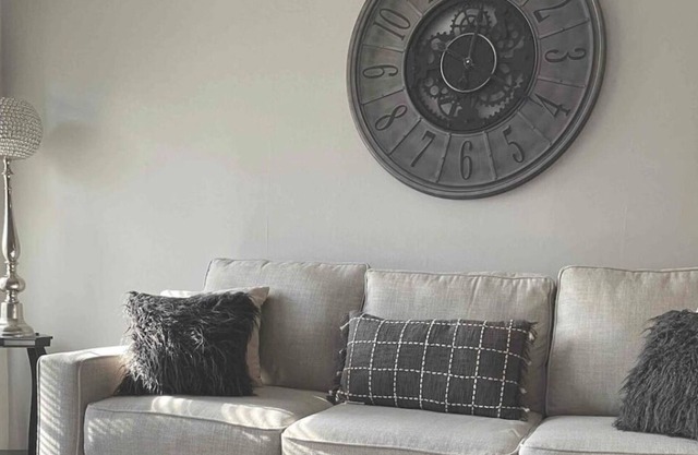 lovely 2-bedroom rental unit with free parking