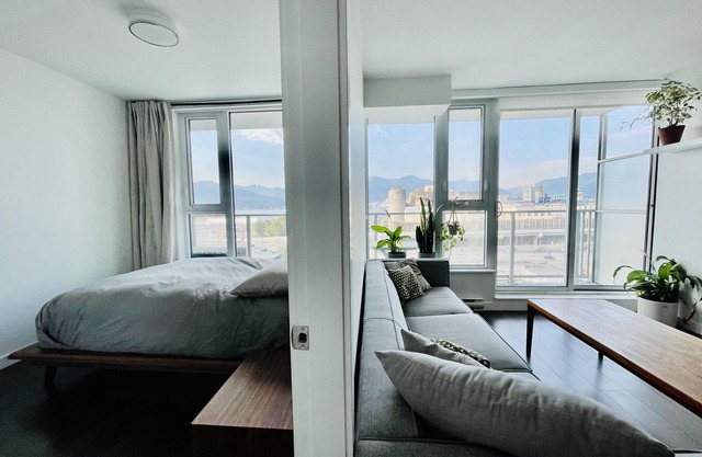 Lovely 2BD condo with amazing views + free parking