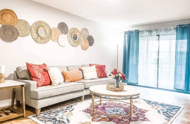 Lovely 3 bd/2.5 ba Renovated, Refined Townhouse