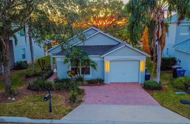 LOVELY 3 BDR Home @ ORLANDO with Heated POOL/LAKE view/Golf Course!