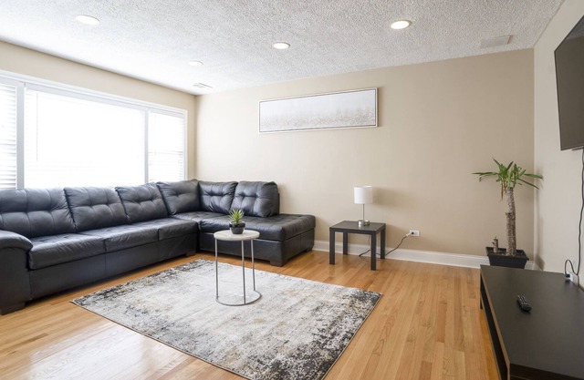 Lovely 3-bedroom 1.5 bathroom unit with backyard!