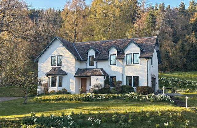 Lovely 3 Bedroom House, peaceful surrounds in Highland Perthshire- Pet Friendly!
