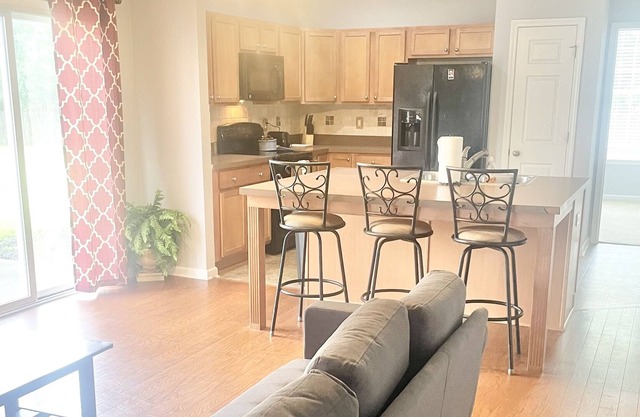 Lovely 4 bedroom townhouse with free parking