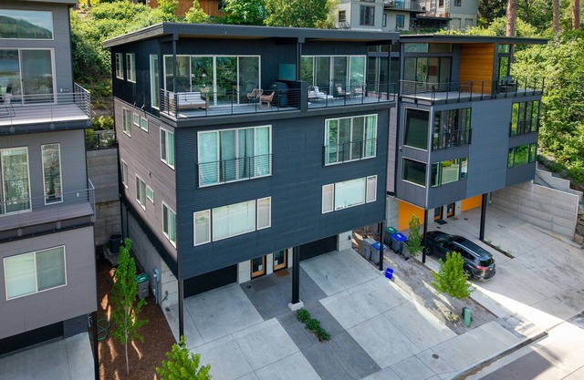 Lovely 4 story TH in downtown HR, Views of the Columbia