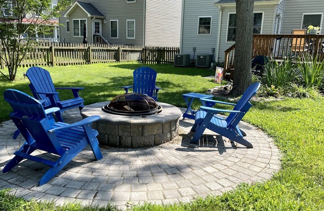 Lovely 5 bedroom home with TVs in each room. Fast wi-fi, easy walk to beach.