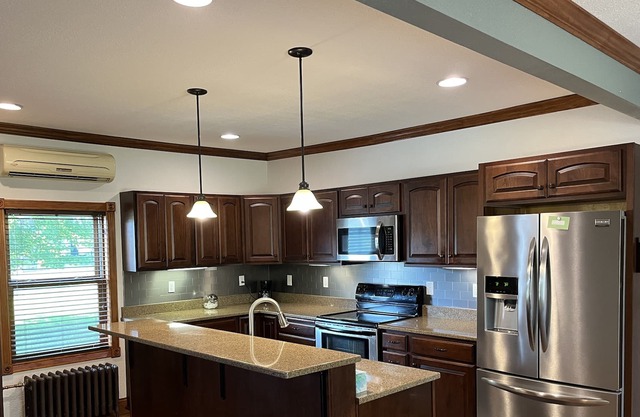 Lovely 5-bedroom vacation home with fireplace