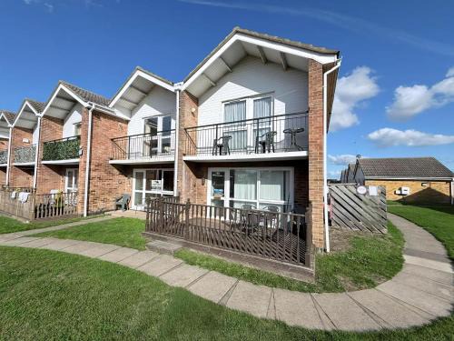 Lovely 6 Berth Villa At Waterside Village Park In Corton Ref 14100W