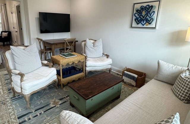 Lovely and Cozy! New 1-Bdr Condo, Sleeps 4! Come stay with Southern Sole!