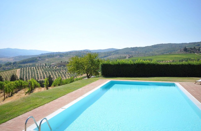 Lovely apartment with pool, WIFI, TV, pets allowed and panoramic view, close to Greve In Chianti