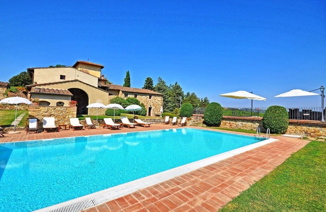 Lovely apartment for 4 people with WIFI, pool, A/C, TV and pets allowed, close to Greve In Chianti