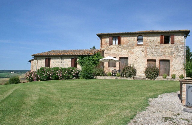 Lovely apartment for 4 guests with pool, WIFI, patio and panoramic view, close to Siena